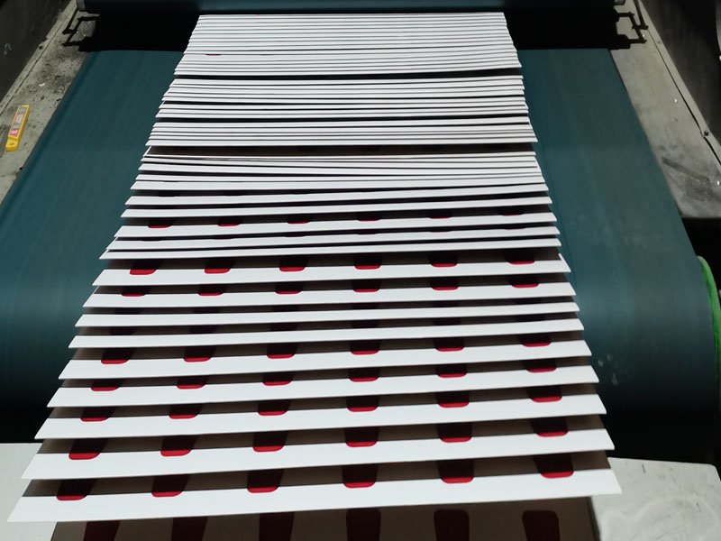 with this pasting machine, we can paste printed grey board or ivory board with corrugated paper, after finishing this processing, we will do die-cut